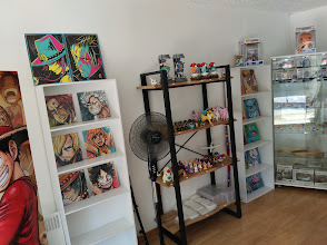 Vitrines et présentoirs de la boutique Magi'Cards à Annecy